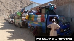 تعدادی از مهاجرین افغان در پاکستان که مجبور شده اند آن کشور را ترک کنند