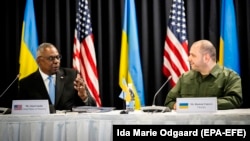 Міністр оборони України Рустем Умєров (праворуч) і міністр оборони США Ллойд Остін під час зустрічі у форматі «Рамштайн». Авіабаза США біля міста Рамштайн-Мізенбах, Німеччина, 19 вересня 2023 року