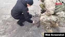 Вирва від прильоту, як підтвердили Радіо Донбас Реалії військові, не схожа на застосування РСЗВ чи артилерії калібру 155 мм