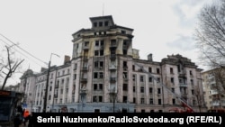 21-nji martda Kiýewiň dürli ýerlerine, şol sanda Şewçenkiwskiý etrabyna atylan rus raketalary ençeme desga zeper ýetirdi.
