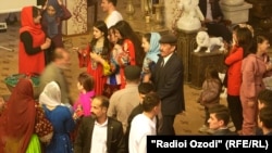 افغانهای مهاجر در تاجیکستان برنامه های عنعنوی مانند میله نوروز و غیره را در آن کشور نیز تجلیل می کنند