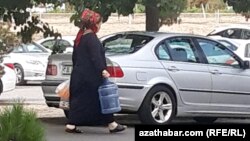 Ýaşaýjylar müňlerçe manat möçberindäki goşmaça tölegleri tölemekde kynçylyk çekýärler. (Illýustrasiýa suraty)