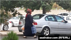 Plastik suw gabyny alyp barýan zenan (Illýustrasiýa suraty)