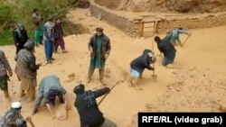 سیلاب‌های اخیر در افغانستان، بسیاری از خانه‌های مسکونی در ولایت‌های مختلف کشور به ویژه بغلان و غور را ویران کرد.