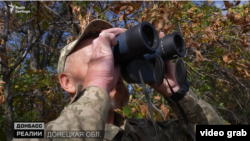 Український зенітник спостерігає за небом на позиціях під Бахмутом