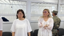 Айгерим Тлеужан (слева) на оглашении приговора по делу о "захвате алматинского аэропорта" во время Январских событий. Алматы, 11 июля 2023 года