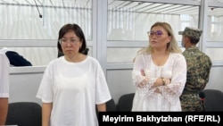 "Әуежайды басып алу ісі" бойынша айыпталған Әйгерім Тілеужан (сол жақта) мен адвокаты Айнара Айдарханова сот үкімін тыңдап тұр. Алматы, 11 шілде 2023 жыл.
