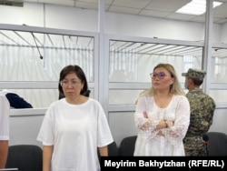 Әйгерім Тілеужан (сол жақта) мен адвокаты Айнара Айдарханова (оң жақта) "Әуежайды басып алу" ісі бойынша сот үкімін тыңдап тұр. Алматы, 11 шілде 2023 жыл.