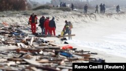 افغانها با اعتماد به قاچاقبران پول زیادی را نیز مصرف می کنند و ازتلاش می کنند تا از راه های مختلف به کشور های اروپایی و یا امریکایی بروند٬ اما خطرات بیشماری در انتظار آنان است. مانند رویداد سواحل ایتالیا که تعدادی از افغانها نیز در آن جان باختند.