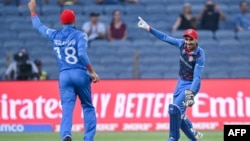 دو تن از اعضای تیم ملی کریکت افغانستان 