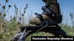 Тренування саперів 128-ї окремої бригади територіальної оборони ЗСУ в «павуках» – системі захисту, яка запобігає або мінімізує поранення стоп і ні