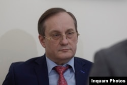 Radiologul Cosmin Alexandrescu spune că uneori și medicii preferă să trimită pacienții la RMN, o analiză destul de precisă, pentru a pune un diagnostic mai ușor și în același timp să fie acoperiți în cazul unor eventuale reclamații.