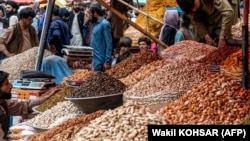 انواع مختلف میوه های خشک که خانواده ها در روز های عید روی دسترخوان های خود میگذارند