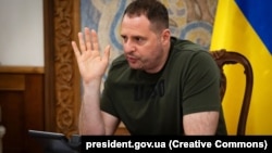 Андрій Єрмак повідомив, що розмова відбулося в продовження розмови президента Володимира Зеленського та прем’єр-міністра Угорщини Віктора Орбана