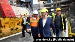 Президент Садыр Жапаров Монголиянын “Эрдэнэт” тоо кендерин чыгаруучу заводунда. Аны Гелангин Ёндон коштоп баратат. 10-июль, 2023-жыл.