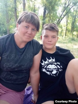 Микита Ковалик з мамою. Фото з особистого архіву родини