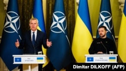 Як додають в ОП, Володимир Зеленський (праворуч) і Єнс Столтенберґ також обговорили гарантії безпеки для України