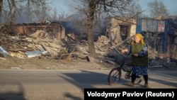 Місцева жителька поблизу місця російських авіаударів у селі Липці, Харківська область, Україна, 10 квітня 2024 року. Фото ілюстративне