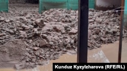 Көпчүлүктүн короо-жайы кум-ташка толгон. 7-август, 2023-жыл