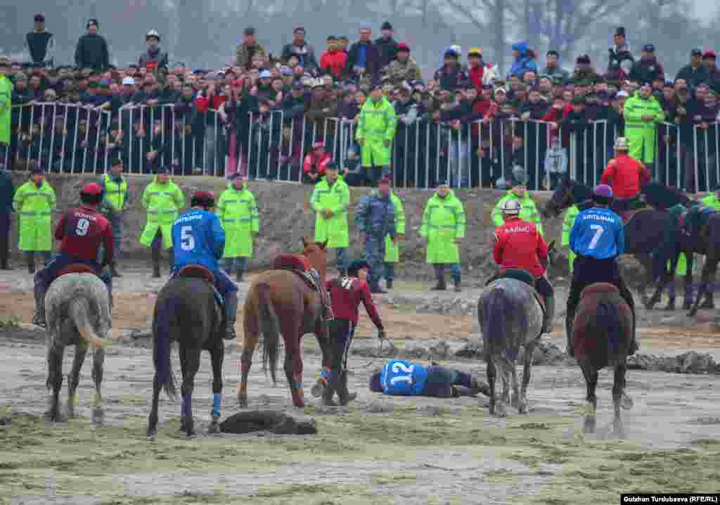 &quot;Ынтымак&quot; командасынын оюнчусу Өмүрбек Эсен уулунун оюн учурунда аттан кулап түшүп, кайра туруп оюнду улантты.&nbsp;