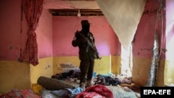 یکی از افراد طالبان در جای ایستاده است که اعضای داعش در شرق شهر کابل از آن برای انسجام فعالیت های خود استفاده میکردند. طالبان میگویند که در مبارزه با گروه داعش جدی اند.