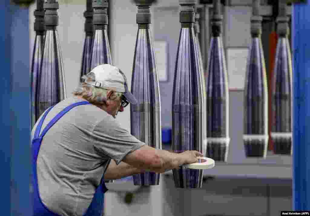 Рабочий Rheinmetall изготавливает артиллерийские снаряды для Украины. С апреля 2022 года, когда Германия согласилась поставлять Украине тяжёлое вооружение для отражения российской агрессии, производство танковых снарядов в цехах Rheinmetall увеличилось с 60 тысяч до 240 тысяч в год&nbsp;