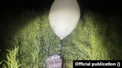 Ілюстрацыйнае фота. Цыгарэты, прывязаныя да мэтэазонда, знойдзеныя літоўскімі памежнікамі ў 2024 годзе.