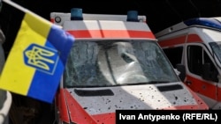 Карета швидкої допомоги на подвір’ї дитячої обласної лікарні, посічена уламками після обстрілу військами РФ з РСЗВ «Град». Червень 2024 року