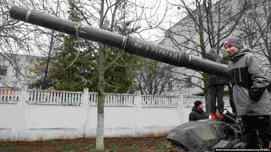 Дітвора фотографувалася із технікою. Чернігівщина, 3 квітня 2022 року