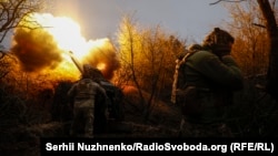 Українські військові 126-ї окремої бригади територіальної оборони на позиціях, при виявленні цілей відкривають вогонь з гаубиці Д-30 по російських силах. Херсонська область, 12 березня 2024 року