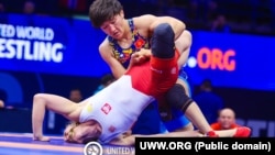 Айсулуу Тыныбекова күрөш боюнча Дүйнө чемпионатында польшалык Анастасия Волчинска менен күрөшүүдө. 20-сентябрь, 2023-ж. Белград, Сербия. 