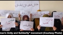 زنان و دختران معترض با برگزاری گردهمایی ها تلاش می کنند تا حقوق از دست رفته شان را باز بگیرند اما طالبان به خواسته های آنان و جامعه جهانی پاسخ مثبت نداده است