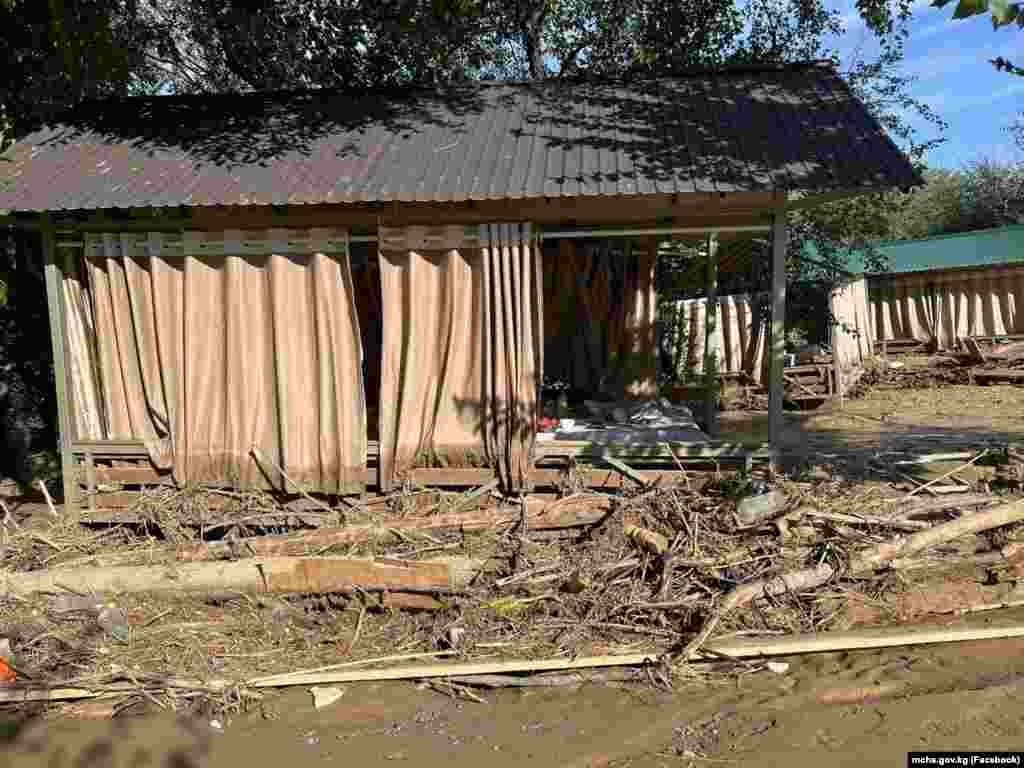 По официальной информации, в этом году в Кыргызстане зарегистрировано более 230 случаев схода селей, в результате которых погибли 17 человек, большинство из которых &ndash; дети.