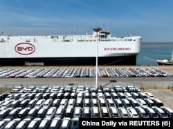Ляньюньган портында жүк кемесіне тиеуге дайындап қойған BYD электр көліктері. Қытайдың Цзянсу провинциясы, 25 сәуір, 2024 жыл.