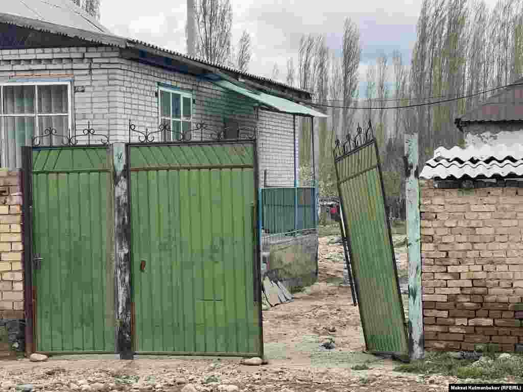 Өзгөчө кырдаалдар министринин орун басары Урматбек Шамырканов Жогорку Кеңештин 25-апрелдеги жыйынында сел, суу ташкындардын кесепети жөнүндө маалымат берген.&nbsp;Министрдин орун басарынын маалыматына караганда, селге,&nbsp;биринчиден, сел түшө турган жерлерге мыйзамсыз курулуштардын түшкөнү,&nbsp;экинчиден,&nbsp;арыктардын жана каналдардын тазаланбаганы,&nbsp;үчүнчүдөн, мал туягы көбөйүп, натыйжада жаандын суусу жерге сиңбей жатканы себеп болууда. &nbsp;