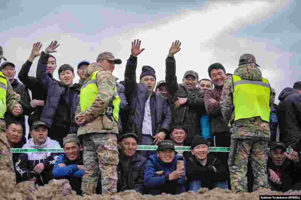 Жаанга жана ылайга карабай&nbsp;көк бөрүнү сүрөгөн күйөрмандар. .