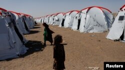 افرادی که خانه های خود را از دست داده اند زیر خیمه های کوچک زنده گی می کنند