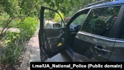 Айдос Садыковдун унаасы. Журналистти үйүнө келген кезде атып кетишкен. (украин полициясынын сүрөтү)