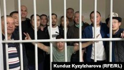 Кемпир-Абад маселесине байланыштуу айыпталып жаткандар. Архивдик сүрөт.