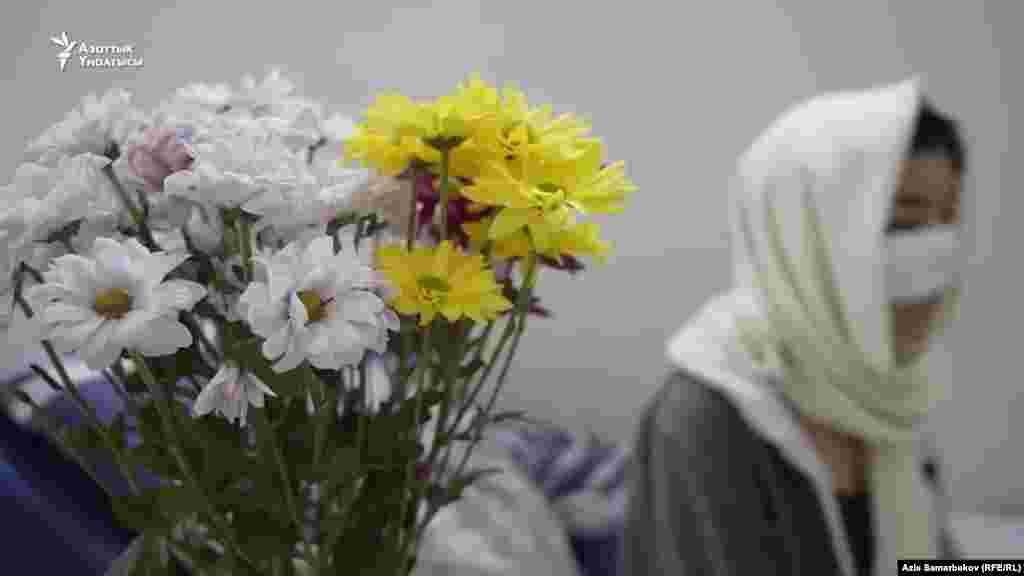 20-сентябрда Бишкектин четиндеги Селекция айылында 36 жаштагы Асел Ногойбаеваны мурдагы күйөөсү мыкаачылык менен бычактап, келин оор абалда ооруканага түшкөн. Шектүү кармалып, факт боюнча кылмыш иши козголгон. Сокулук райондук соту шектүүнү эки айга камаган.&nbsp; Мурдагы күйөөсүнөн зомбулук көрүп, кулак-мурду кесилген Асел Ногойбаеванын окуясынан кийин ондогон аялдар өздөрү кабылган окуялар тууралуу айтып чыгышты.