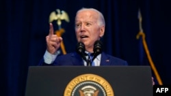 «Вже зараз ми бачимо повідомлення про те, що в українських військ закінчуються боєприпаси на лінії фронту, в той час як російські війська продовжують наступати» – заявив Джо Байден 