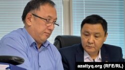 Азаттық радиосының Алматы бюросының жетекшісі Қасым Аманжол мен адвокат Жанғазы Күнсеркин онлайн сотқа қатысып отыр. Алматы, 12 қазан, 2023 жыл.