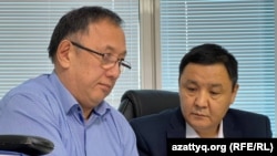 Qasym Amanzhol, the head of the Almaty bureau of RFE/RL's Kazakh Service, and lawyer Zhanghazy Kunserkin in court on October 12. 