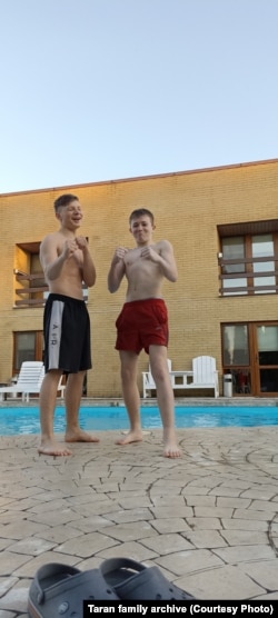 Роман Таран (зліва) з другом Святославом. Фото з особистого архіву друга