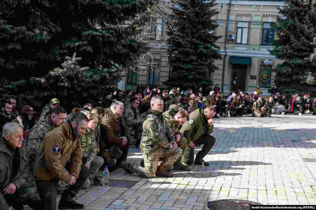 Остання шана... Церемонія прощання із&nbsp;&laquo;Троєю&raquo; і&nbsp;&laquo;Борзим&raquo; у Києві. Президент України Зеленський 25 лютого 2024 року уперше з початку великої війни повідомив про втрати. Він сказав про 31 тисячу загиблих українських воїнів. Закордонні аналітики вважають, що кількість втрат є більшою.&nbsp; &nbsp;