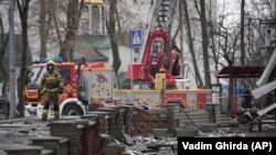 محل اصابت یکی از راکت های روسیه در کی‌یف پایتخت اوکراین