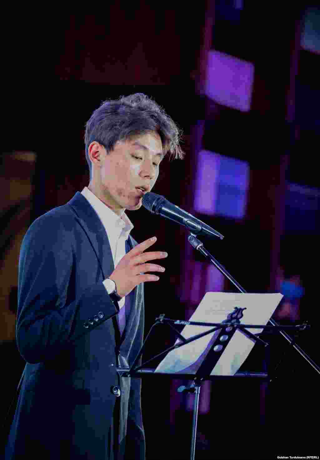 Өзгөрүш Абакиров Сарыгулованын &quot;Кичи мекенге&quot;, &quot;Сен мени унута албай койдуң такыр&quot; деген ырларын окуду.&nbsp;