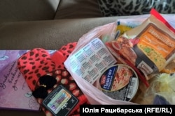 Рукавички, блокнот, смаколики. Передноворічні подарунки підопічним від волонтерки Людмили Витязь