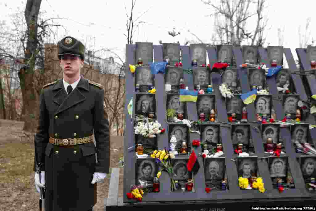 Почесна варта біля меморіалу Героїв Небесної сотні