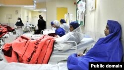 شماری از دانش آموزان مسموم شده در یکی از شفاخانه های ایران